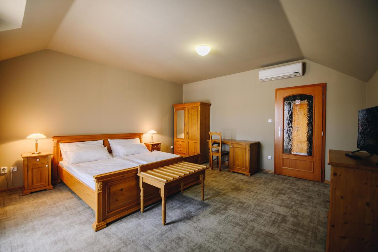 Kounicky Dvur Hotel Dolni Kounice Exterior photo