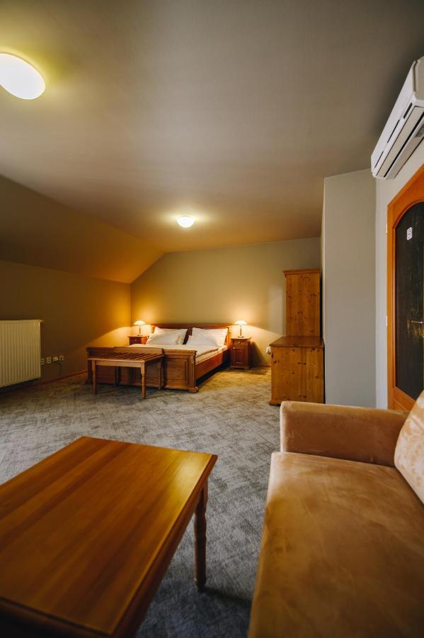 Kounicky Dvur Hotel Dolni Kounice Exterior photo